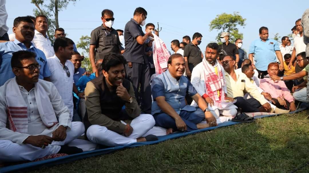 gurujyoti_das's tweet photo. It is only him, who can sit on a tarpaulin and have a meal with the masses in the banana leaf that he is able to presume the minds of the people. His every word touches the hearts of the masses and that is our Hon'ble CM Dr. @himantabiswa 
@CMOfficeAssam 
@narendramodi
@BJP4India https://t.co/fz3uRGoAge