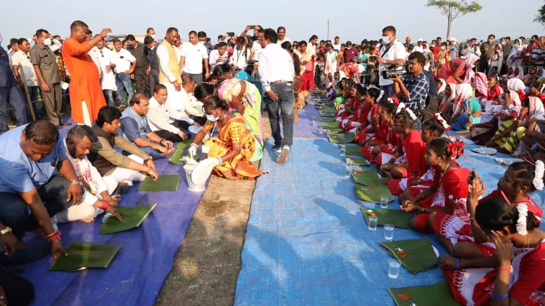 gurujyoti_das's tweet photo. It is only him, who can sit on a tarpaulin and have a meal with the masses in the banana leaf that he is able to presume the minds of the people. His every word touches the hearts of the masses and that is our Hon'ble CM Dr. @himantabiswa 
@CMOfficeAssam 
@narendramodi
@BJP4India https://t.co/fz3uRGoAge