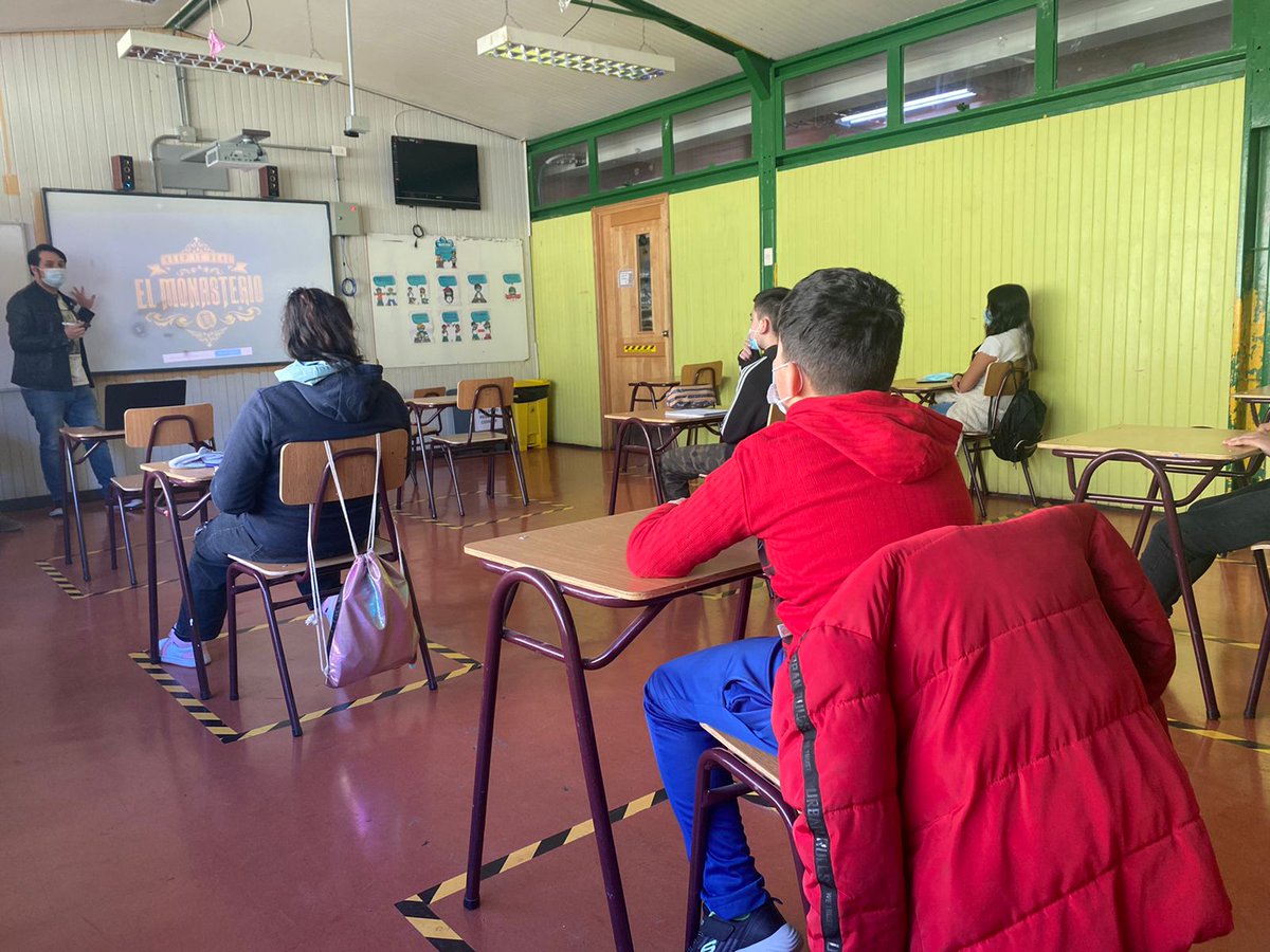 culturasmag's tweet photo. Estudiantes de la escuela Hernando de Magallanes #Puq aprenden al ritmo de la música. Conocieron sobre la trayectoria y propuesta artística de la banda #ElMonasterio. Programa #ApreciaciónDeLaMúsica Nacional #Pam https://t.co/dmzDt3R299