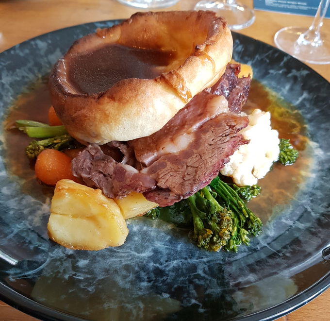 thetravellocker's tweet photo. The Sunday Roast: It`s what Sunday was created for? The Cottage Tavern #Ashorne #Warwickshire #Roast #Ribeye of #Beef #RoastPotatoes #YorkshirePudding #OnionGravy #SeasonalVegetables #village #pub #restaurant #food #Foodies #chef #Food #hospitality https://t.co/Fyza7y0kIF