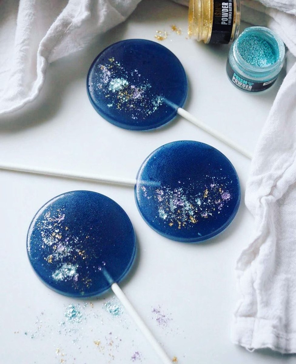 spirainc's tweet photo. Looking for some naturally colored candies to give out on Halloween? These blue raspberry lollipops made by @thesweetstoryline with Electric Sky look like just the treat! π
#algae #bluedye #realcolors #naturalcolor #lollipop #bluecandy #candy #spirulina https://t.co/xVA6g9vTD4