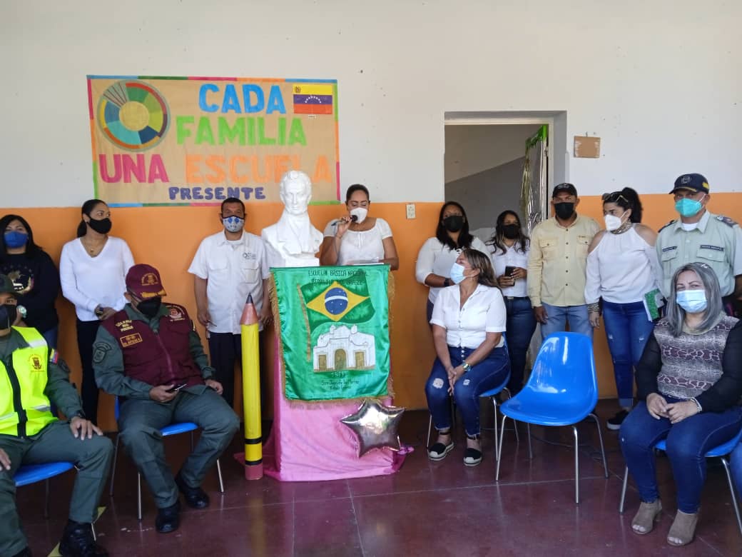 educativa_simon's tweet photo. #25deOct En el G.E  República del Brasil Profa. Joselin Álvarez dando la bienvenida a todos los presentes con alegría y entusiasmo al regreso a clases seguro y progresivo 2021-2022. Acompañaron con su presencia a los niños y niñas y al personal de da vida en la institución, https://t.co/t97FkDiXUY