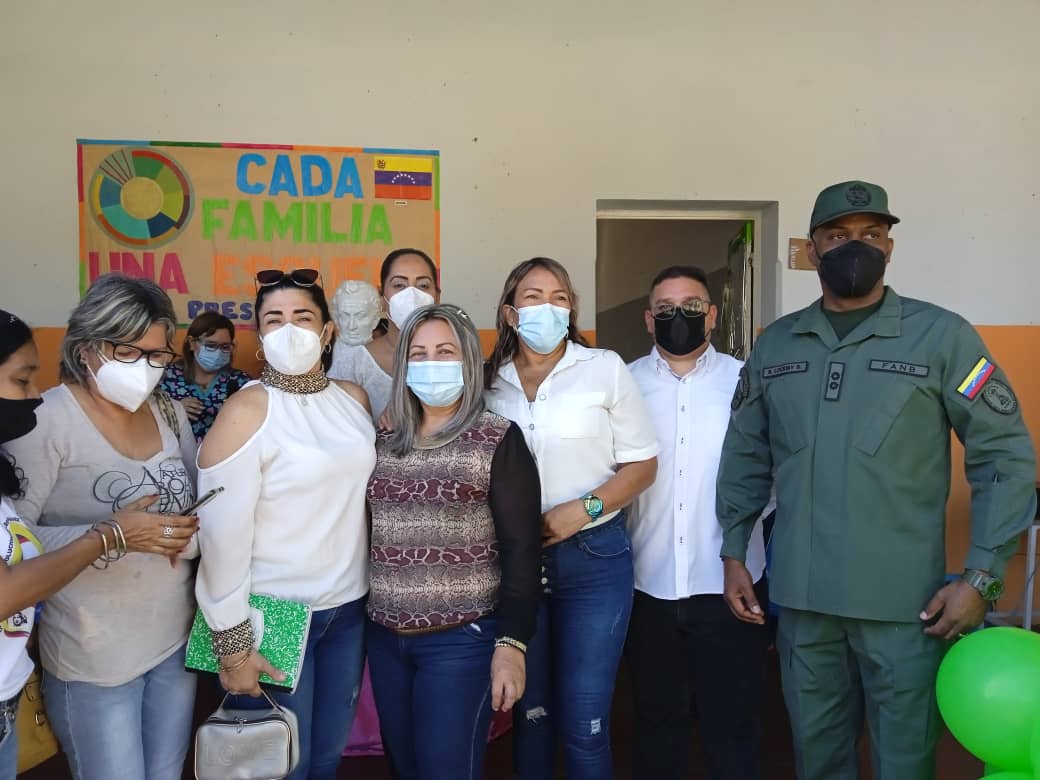 educativa_simon's tweet photo. #25deOct En el G.E  República del Brasil Profa. Joselin Álvarez dando la bienvenida a todos los presentes con alegría y entusiasmo al regreso a clases seguro y progresivo 2021-2022. Acompañaron con su presencia a los niños y niñas y al personal de da vida en la institución, https://t.co/t97FkDiXUY