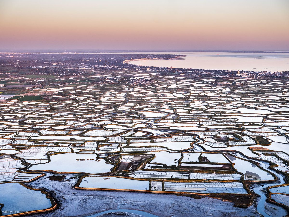 Les marais salants de Guerande et la baie de la Baule au coucher du soleil 😍 #labaule <a href="/villedeguerande/">Ville de Guérande</a> <a href="/VilleLaBaule/">Ville de La Baule-Escoublac</a> <a href="/loireatlantique/">Loire-Atlantique</a>