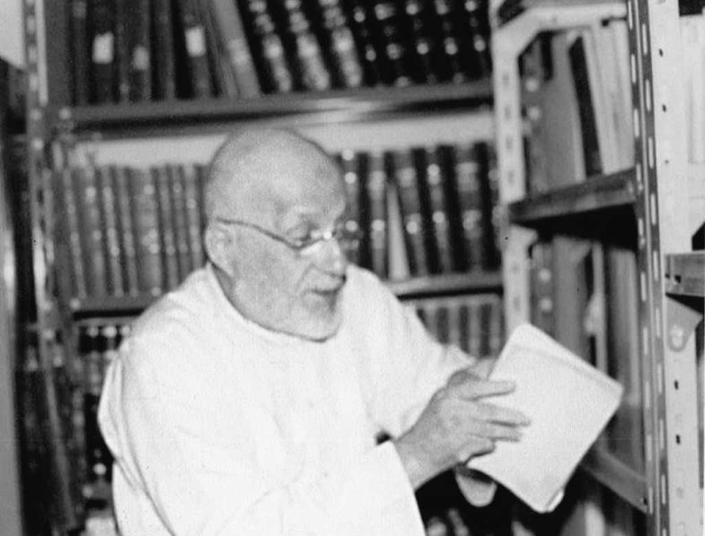 “لا تصاحب إلا من يكتم سرك ويستر عيبك
وينشر حسناتك ويطوي سيئاتك
فإن لم تجده ؛ فلا تصاحب إلا نفسك !“

- علي الطنطاوي
