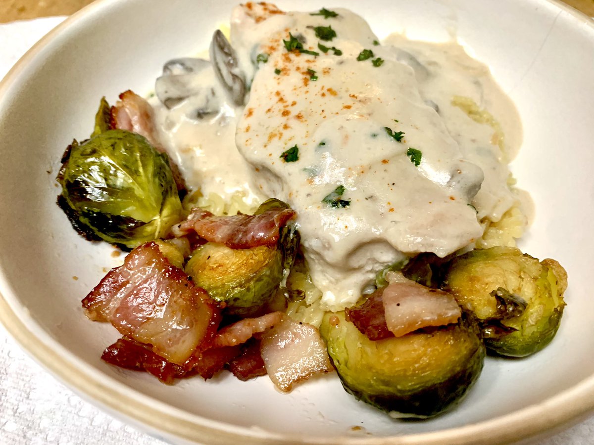 UglyApron's tweet photo. A creamy mushroom smothered pork chop to comfort you through the changing seasons. —#uglyapron #polyhobbyist #pork #mushroom #dinner #appetizers #lunch #food #cooking #delicious #cravings #comfortfood https://t.co/qg4wsmPK0V