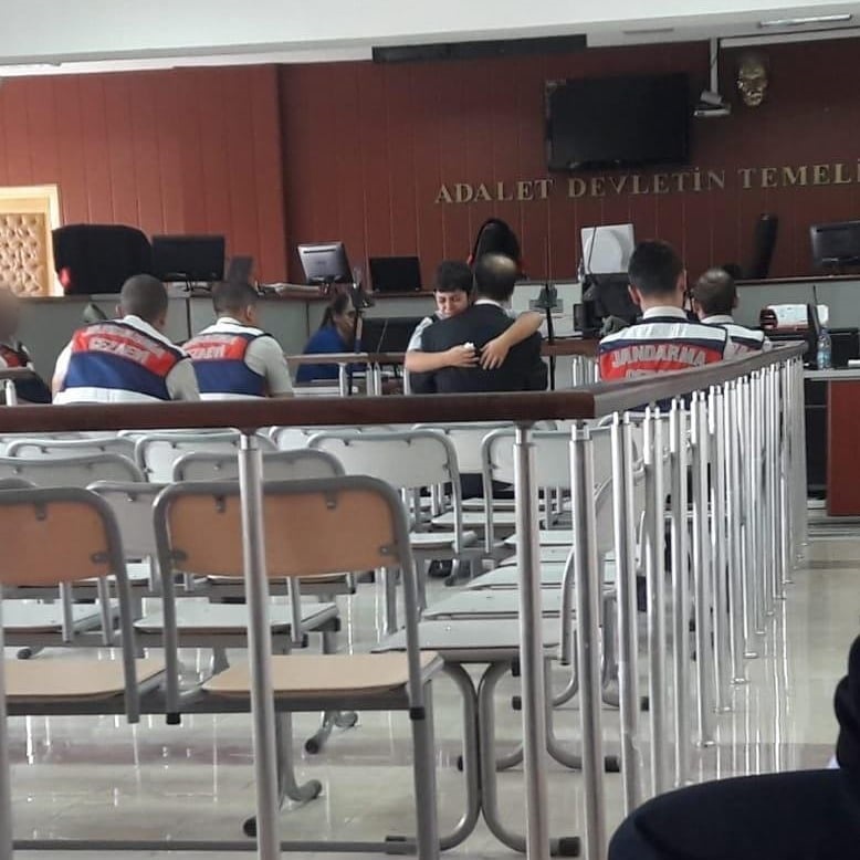 Bu fotoğraf beni yıktı geçti. 

Mahkeme salonunda son bir umutla babasına sarılan evlat... 

Çocukların boynunu büktüler. <a href="/adalet_bakanlik/">T.C. Adalet Bakanlığı</a> 

KHKlıArtık Susmuyor