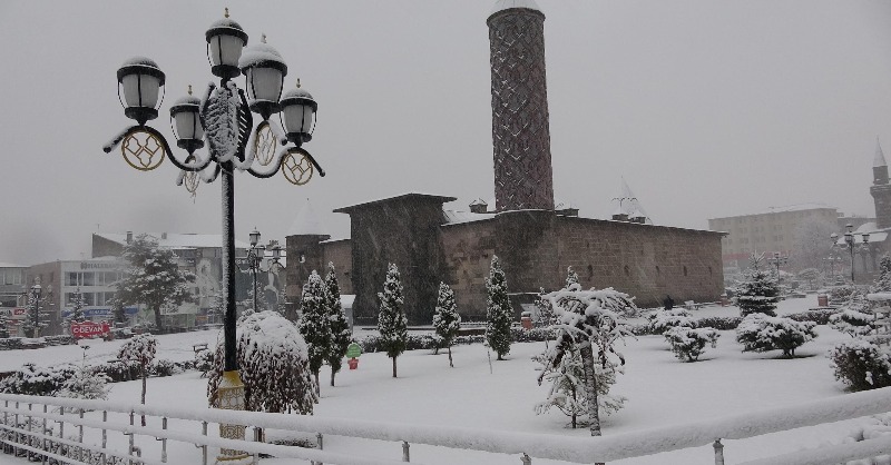 furkanhabernet's tweet photo. Erzurum şehir merkezine mevsimin ilk karı yağdı