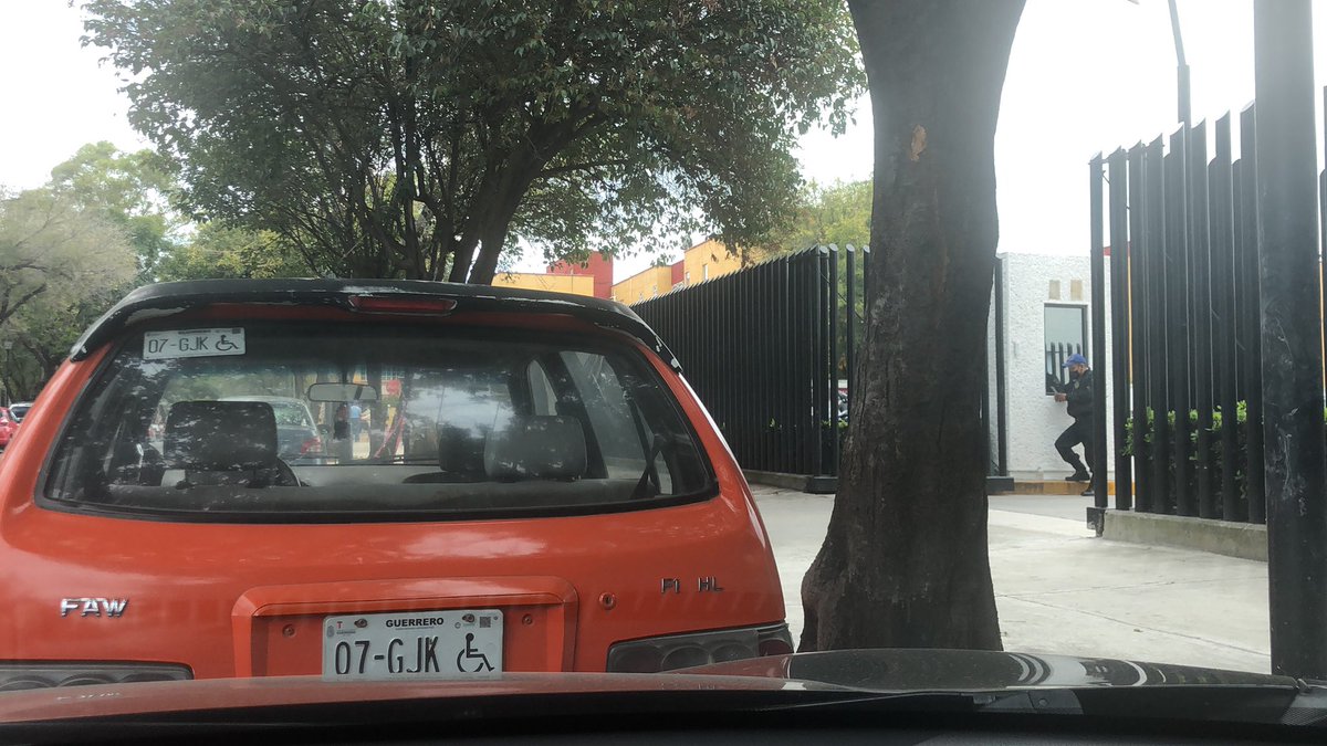 Michavo_69's tweet photo. @LaSEMOVI con policía de la cdmx y todo y no hizo nada lo dejo, total es discapacitado así dice la placa https://t.co/8doKgcJlBM