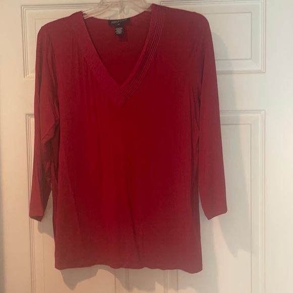 mkcrider24's tweet photo. So good I had to share! Check out all the items I'm loving on @Poshmarkapp #poshmark #fashion #style #shopmycloset #vancleefarpels #jonesnewyork #unbranded: https://t.co/RPB7mw26Pi https://t.co/nMFPAKrfEg