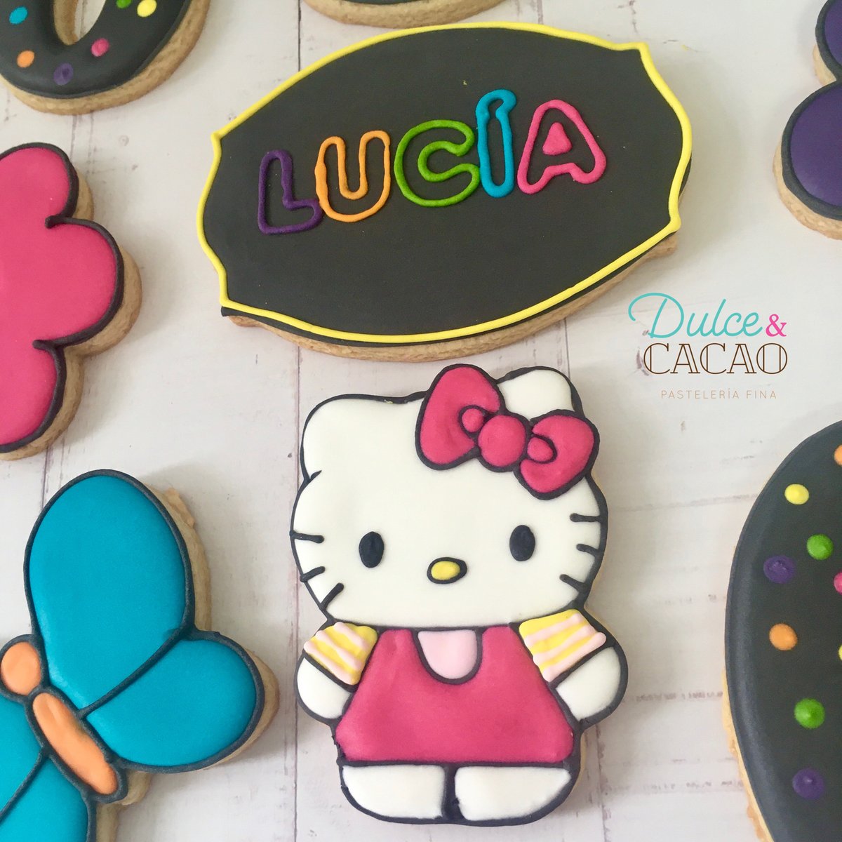 DulceyCacao's tweet photo. Hello Kitty neón, un tema muy alegre para celebrar los 6 años de Lucía con estas galletas decoradas.

#dulceycacao #postrespanama #postrespty #galletaspanama #galletashellokitty #hellokittycookies https://t.co/8qgLxgsKI9