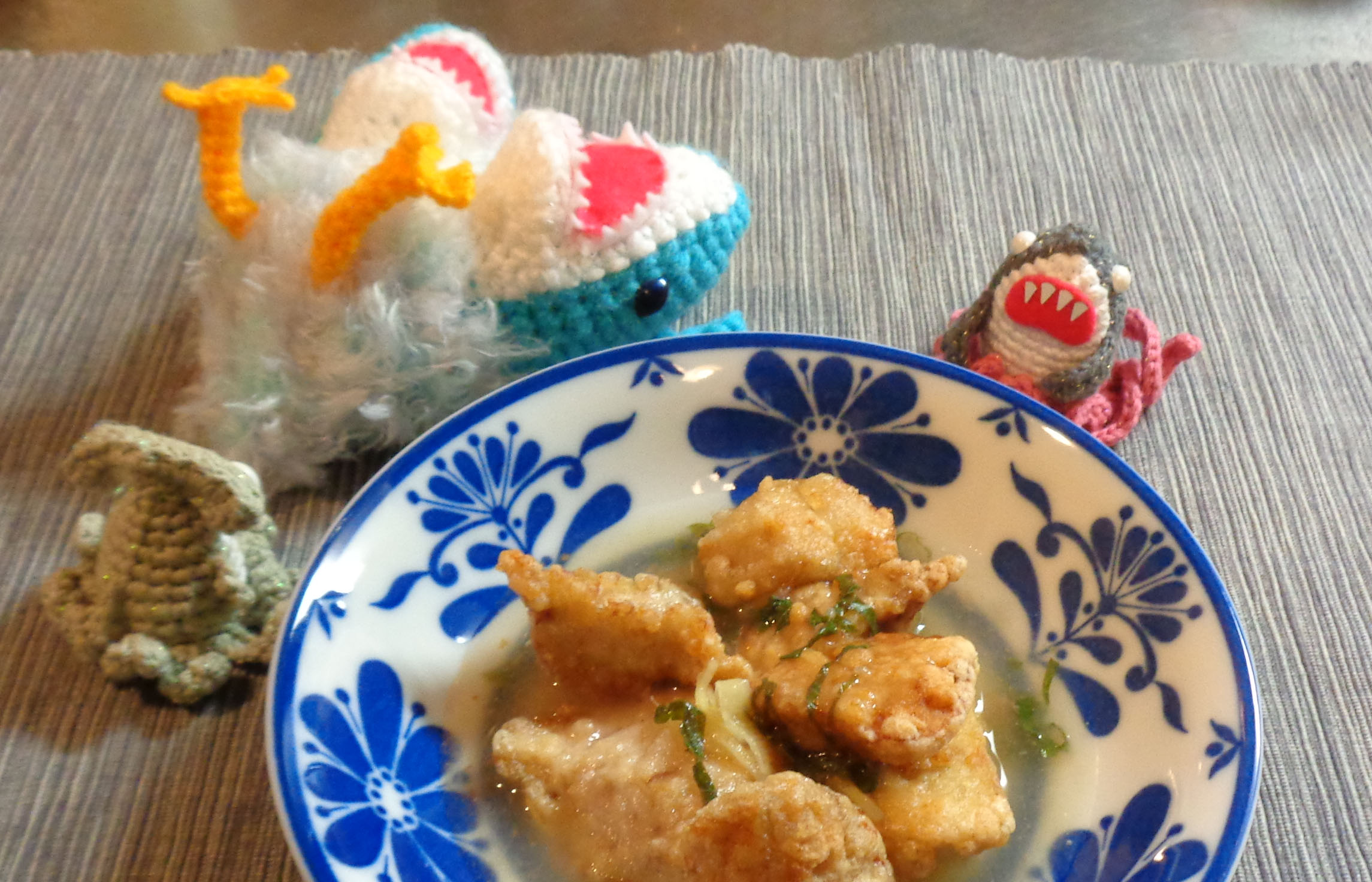 Anomalo Kao サメ料理 はサメのソースカツ丼 牛乳に浸してから衣をつけたサメカツは 衣はサク 肉質はふわっと柔らかで魚臭さもほとんどない 出汁ソースもサメに合う 最近ウサモメちゃんとミノ太が毎回登場してるね サメ料理のベストパートナー