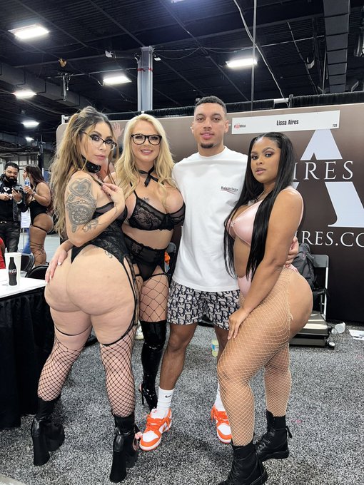 1 pic. My first @exxxotica 🤩

@greedygrovegg @kokokay17 @rubberdoll @_ninakayy1 @LaniDisLaniDatt @dayaknight