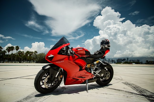 EagleShare's tweet photo. Miami is calling 😎🏍
Cruise down Ocean Drive on this beautiful @ducati Panigale V2
Ride today: https://t.co/kGoQIzKFBI
#EagleShare #eaglerider #club #clubeaglerider #fallrides #flyandride #2wheelslovers #2wheels1love #miamibeach #sunnyrides #beachrides #ducati #ducatipanigale https://t.co/j2rGJAevmy