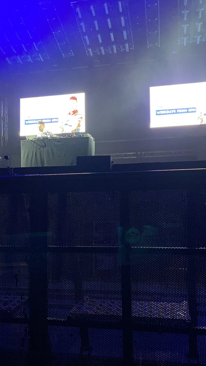 PaigeGrimes_'s tweet photo. Ready and waiting for @JLSOfficial 💙❤️💚💛 https://t.co/hRZKhRRL7a