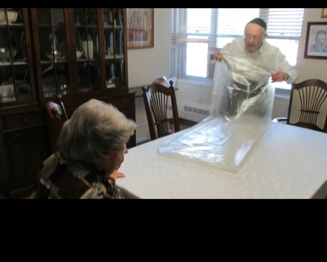 Kol_Anonymous's tweet photo. Rav Dovid and Rebbetzin Malka Feinstein getting ready for Shabbos. https://t.co/U0NApnDAdQ