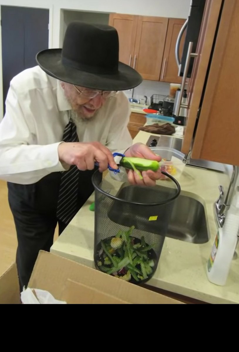 Kol_Anonymous's tweet photo. Rav Dovid and Rebbetzin Malka Feinstein getting ready for Shabbos. https://t.co/U0NApnDAdQ