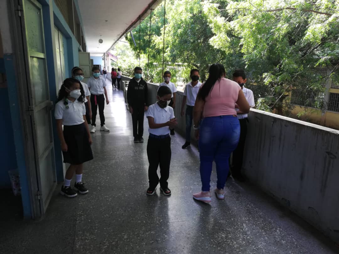 educativa_simon's tweet photo. En el Municipio Roscio nuestras escuelas y liceos recibieron a los niños, niñas y adolescentes con entusiasmo e impartieron charlas sobre las medidas de bioseguridad que se deben aplicar en el salón de clase y en los patios.
#DigamosPresente
@RiveroJilberto2 @MPPEDUCACION https://t.co/kP8F5xPuM6