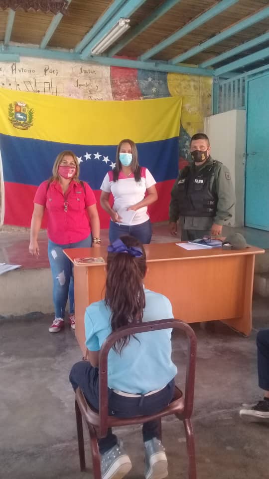 educativa_simon's tweet photo. En el Municipio Roscio nuestras escuelas y liceos recibieron a los niños, niñas y adolescentes con entusiasmo e impartieron charlas sobre las medidas de bioseguridad que se deben aplicar en el salón de clase y en los patios.
#DigamosPresente
@RiveroJilberto2 @MPPEDUCACION https://t.co/kP8F5xPuM6