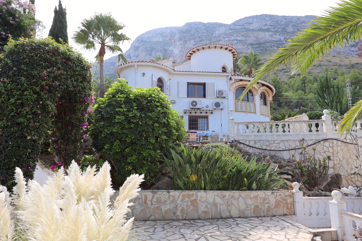 StarckEstates's tweet image. Spanischer Flair in Denia 💃
Mediterrane Villa mit separatem Gästeapartment, drei Schlafzimmer 🛌, pflegeleichter Garten mit Platz für Pool, traumhafter Blick 🌊!! 🤩
Preis: 320.000€ 
👉starck-estates.com/.../haus-villa…
#denia #seaview #seaviewvilla #mountainhome #spanish #traditionalhome