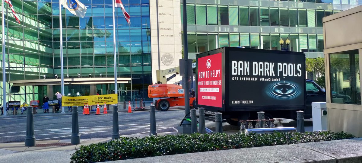 KatStryker111's tweet photo. โผ๏ธThese Are So Great Right In Front Of The SEC Headquartersโผ๏ธ#CitadelIsNotRetail #KenGriffinCantSilenceUs #CitadelScandal #BanCitadel https://t.co/1GE1BxLEYe