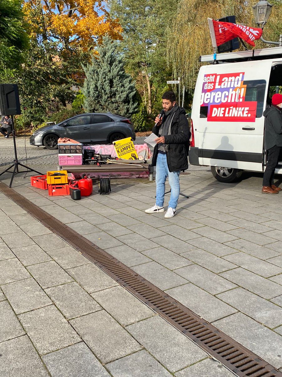 Aus der Mahnwache gegen Nazis in Guben. 
#Rassismus ist keineMeinung .
Mehr #Aufnahme, mehr sichere Häfen.
Vielen Dank für alle, die mitgemacht und organisiert haben. Vielen Dank für die Solidarität. 
#Guben #Linke #Brandenburg