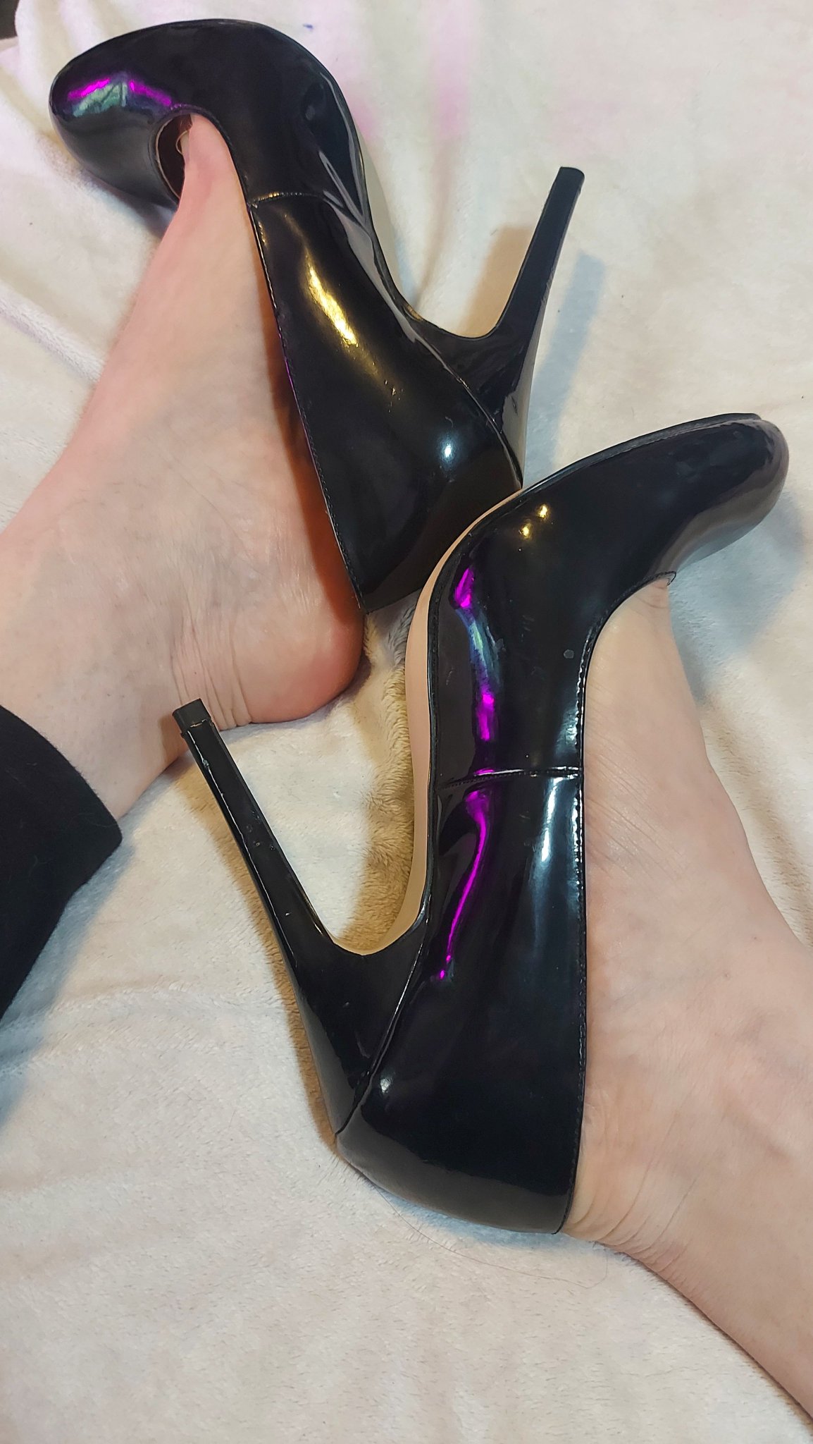 I've been in these shoes for so long- time to take them off. So sweaty. If you want to see, links in my profile- some me some love. #footworship #feetnation #footdomme #feet #spoilme https://t.co/nZmuREoPSS
