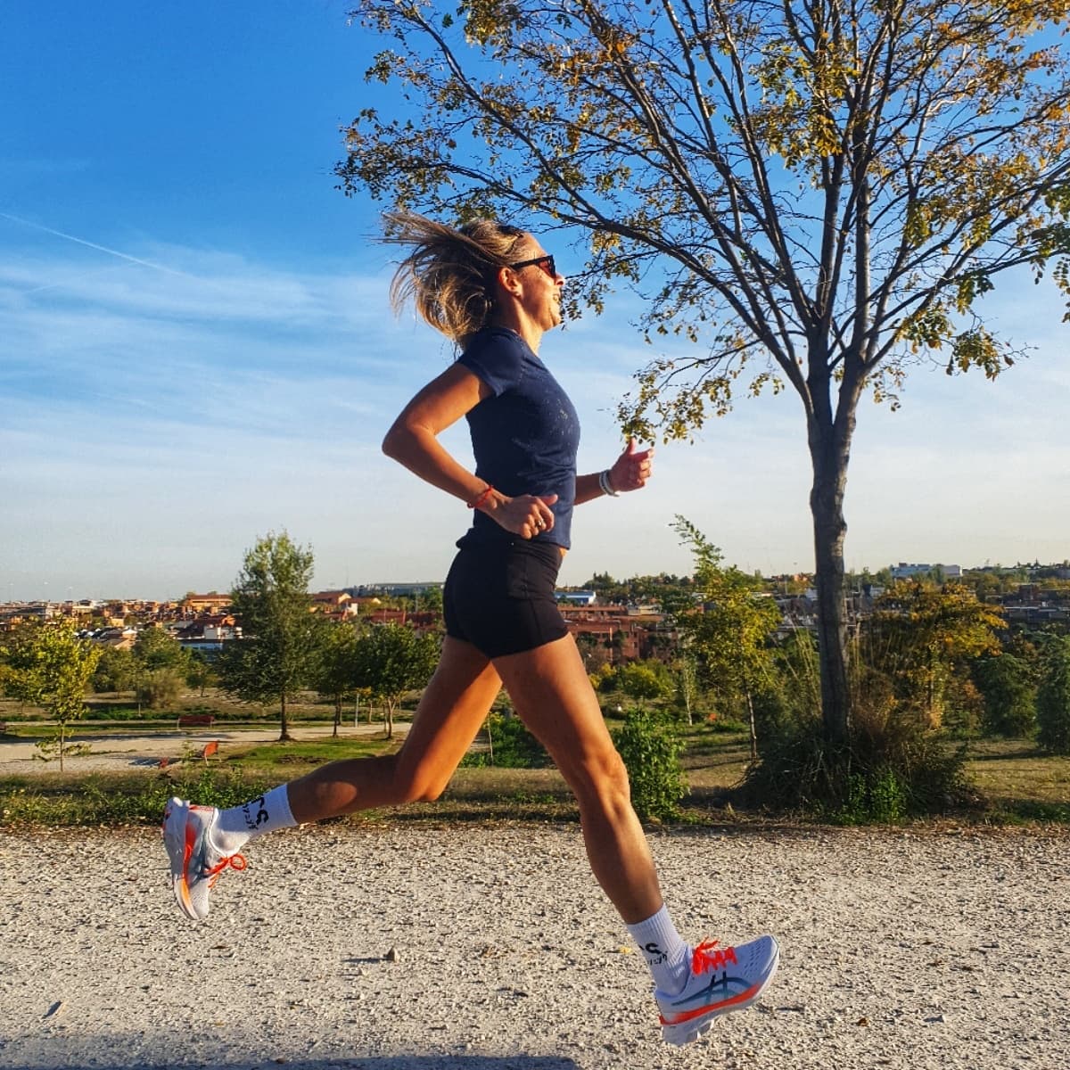 karolinagar's tweet photo. Sonreir: verbo intransitivo/verbo pronominal...verbo obligatorio!!!.
Y si es haciendo lo que te gusta y muy bien acompañada mucho mas.
Correr=Sonreir sin parar.
7kms de felicidad...7kms disfrutando de mis nuevas #NOVABLAST2 ¡Me encantan!
#Soundmindsoundbody
#ASICSfrontrunnerSpain https://t.co/GTv9C4vih1