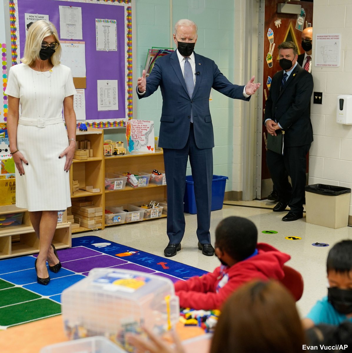ABC's tweet photo. Pres. Biden talks to students during a swing through New Jersey to promote his "Build Back Better" agenda. https://t.co/Su0YnOXxBF https://t.co/9EyYYUNRaJ