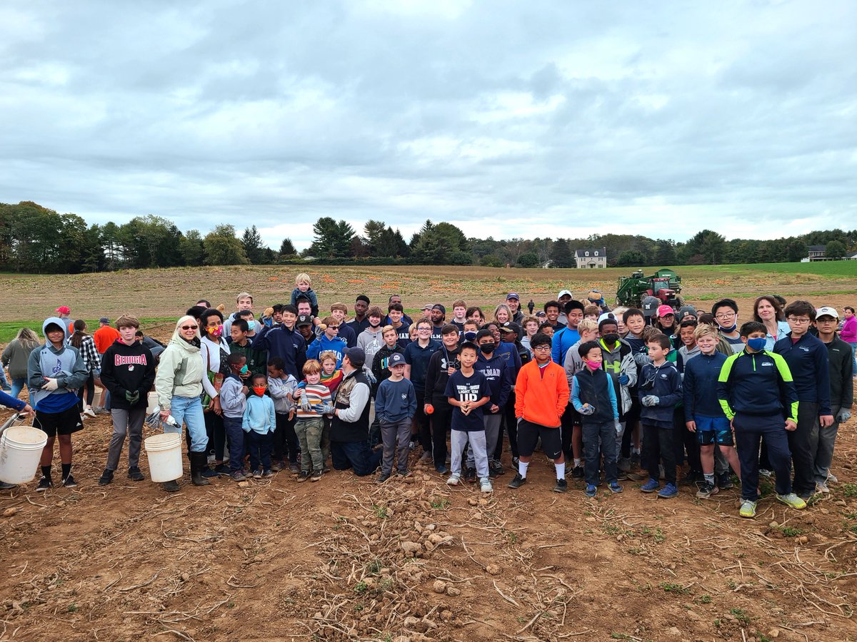GilmanSchool's tweet photo. Hounds and their families harvested nearly 100,000 pounds of potatoes this weekend for our first Service Saturday of 2021-2022—the produce will go to food banks throughout MD and PA!

Thanks to everyone who came together for this important service-learning initiative! https://t.co/fQHxL8iNKr