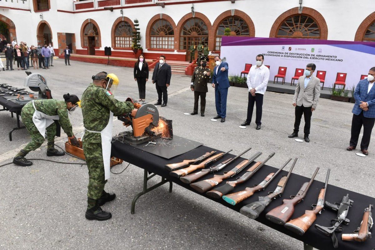 urielgandara's tweet photo. Acompañé esta mañana al General Agustín Vallejo, Cmdte. de la #24aZonaMilitar, al gobernador @cuauhtemocb10 y @ojedapablo, a ceremonia de Destrucción de Armamento Decomisado a Disposición del #EjércitoMexicano. Trabajo conjunto nos hace más fuertes y damos resultados a #Morelos https://t.co/zrrVkFQ45p