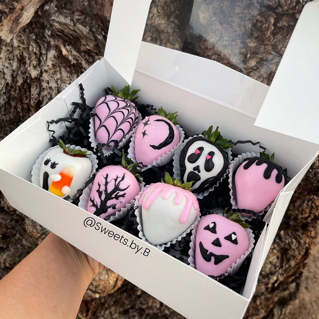 bethieee's tweet photo. Follow me on Instagram and order your spooky boxes @Sweets.by.B 😌🌙�� https://t.co/i9OxScdQBq