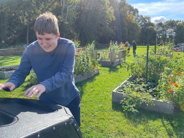 AndersonAutism's tweet photo. The beautiful fall weather means an extra-long garden season at Violet Avenue! #organicoutcomes #autism #gardening #1in54 https://t.co/qYlFrteUxj