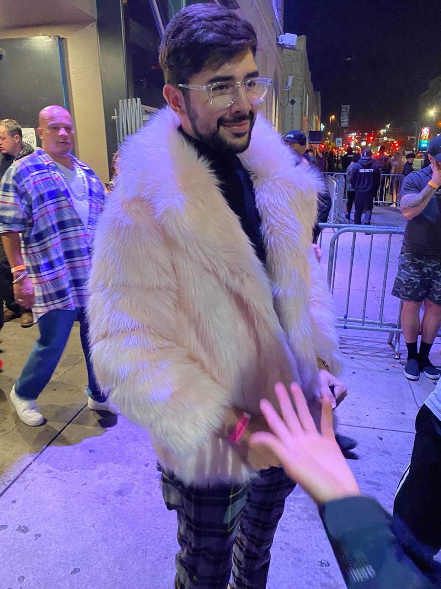My girl steals my hoodies, so I steal her fur coats 😈

Know your worth fellas