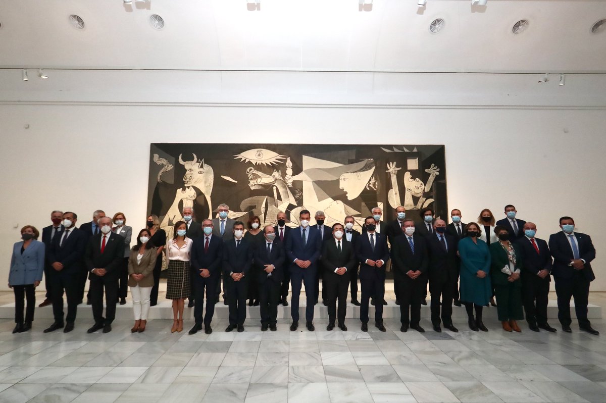 desdelamoncloa's tweet image. 👨‍🎨El jefe del Ejecutivo, @sanchezcastejon, ha presidido hoy, en el @museoreinasofia, el Pleno para la constitución de la Comisión Nacional del #AñoPicasso en 2023, en el 50º aniversario de su muerte. 
 
Tienes toda la información 👇 
lamoncloa.gob.es/serviciosdepre…
