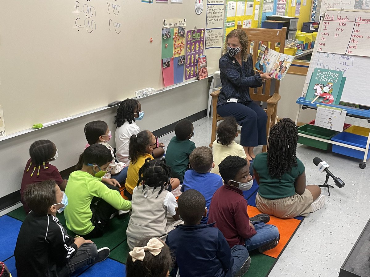 It’s so important for our kids to enjoy reading at an early age. Today at Oakridge Elementary School I got a jumpstart to Read For The Record. It was my honor to read “Amy Wu and the Patchwork Dragon” to Mrs. Barclay’s kindergarten class.