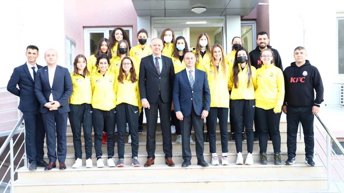 “İş Voleybol İhtisas Kulübü olarak bugün sayın Valimiz Osman Bilgin, sayın Belediye Başkanımız Mehmet Siyam Kesimoğlu ve sayın Gençlik ve Spor İl Müdürümüz Emrah Babuşçu’yu ziyaret ettik. Bizleri kabul ettikleri ve takımımıza destek verdikleri için kendilerine teşekkür ederiz.”