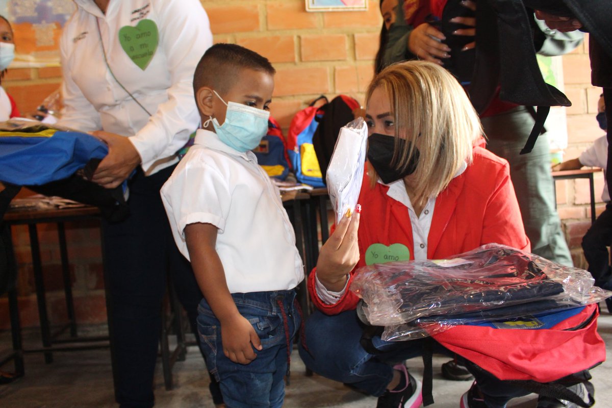 RangelSilva4F's tweet photo. En Trujillo los estudiantes están acudiendo a sus centros educativos con total normalidad. Más de 3.500 funcionarios de seguridad ciudadana están desplegados para que se cumplan las medidas de prevención. Esta nueva normalidad debe asumirse con responsabilidad. #DigamosPresente https://t.co/fOA9t1EWlW
