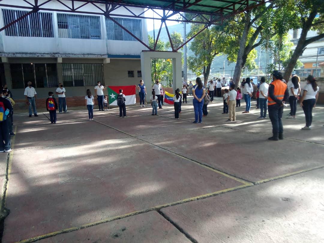 RangelSilva4F's tweet photo. En Trujillo los estudiantes están acudiendo a sus centros educativos con total normalidad. Más de 3.500 funcionarios de seguridad ciudadana están desplegados para que se cumplan las medidas de prevención. Esta nueva normalidad debe asumirse con responsabilidad. #DigamosPresente https://t.co/fOA9t1EWlW