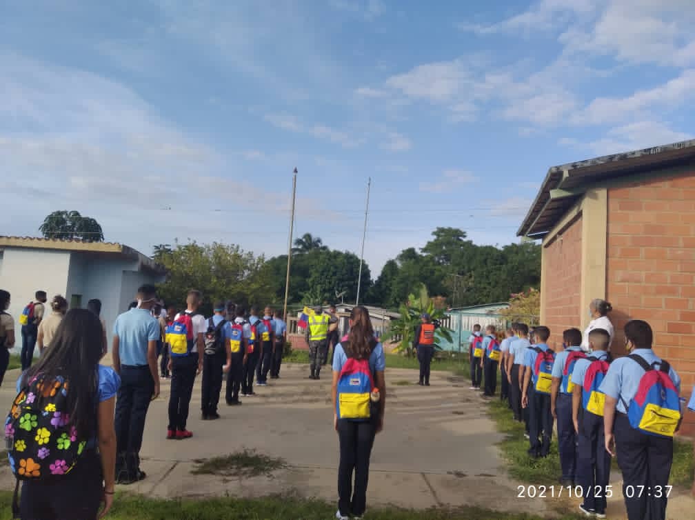 RangelSilva4F's tweet photo. En Trujillo los estudiantes están acudiendo a sus centros educativos con total normalidad. Más de 3.500 funcionarios de seguridad ciudadana están desplegados para que se cumplan las medidas de prevención. Esta nueva normalidad debe asumirse con responsabilidad. #DigamosPresente https://t.co/fOA9t1EWlW