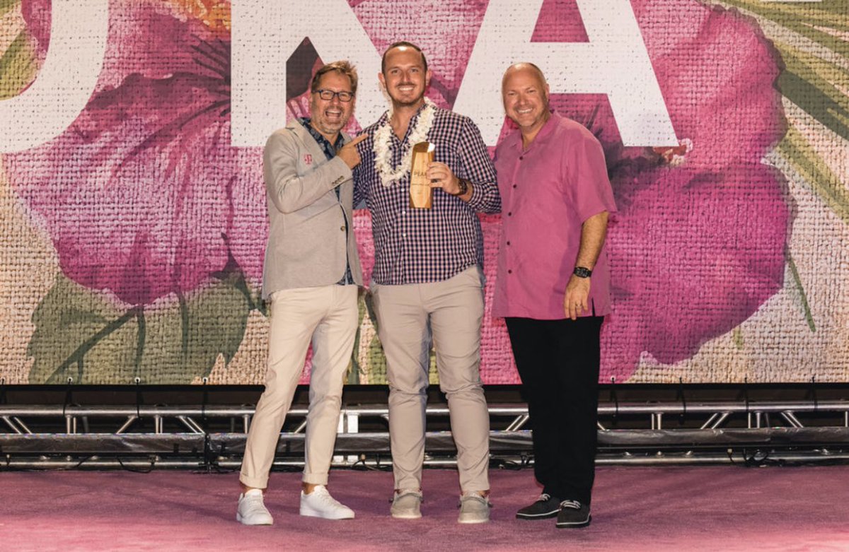 Jeremylance210's tweet image. What an AMAZING week in paradise! Accepting this award on stage with these two amazing leaders was the icing on the cake. Thanks @JonFreier @MikeSievert for all you do! #TMobile #Peak21 #Hawaii #Blessed