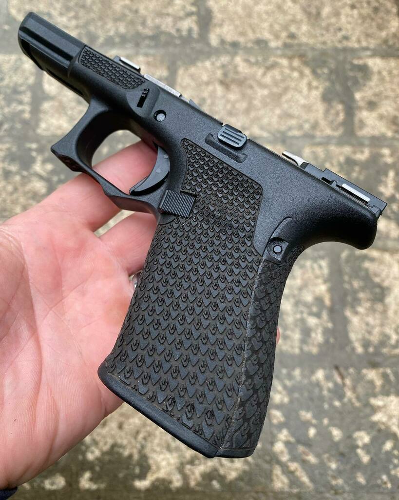 alpha_dog_arms's tweet photo. Our “Dragon Scales” 360 degree #laserstipple on a #glock19gen5 with double undercut and control cuts is 🔥🔥🔥
.
.
.
#laserstippled #laserstipping #laserstippledglock #laserstippledglocks #stippledglock #stippledglocks #stippledgrip #stippledguns #alphadogarms https://t.co/SgidWVCyJq