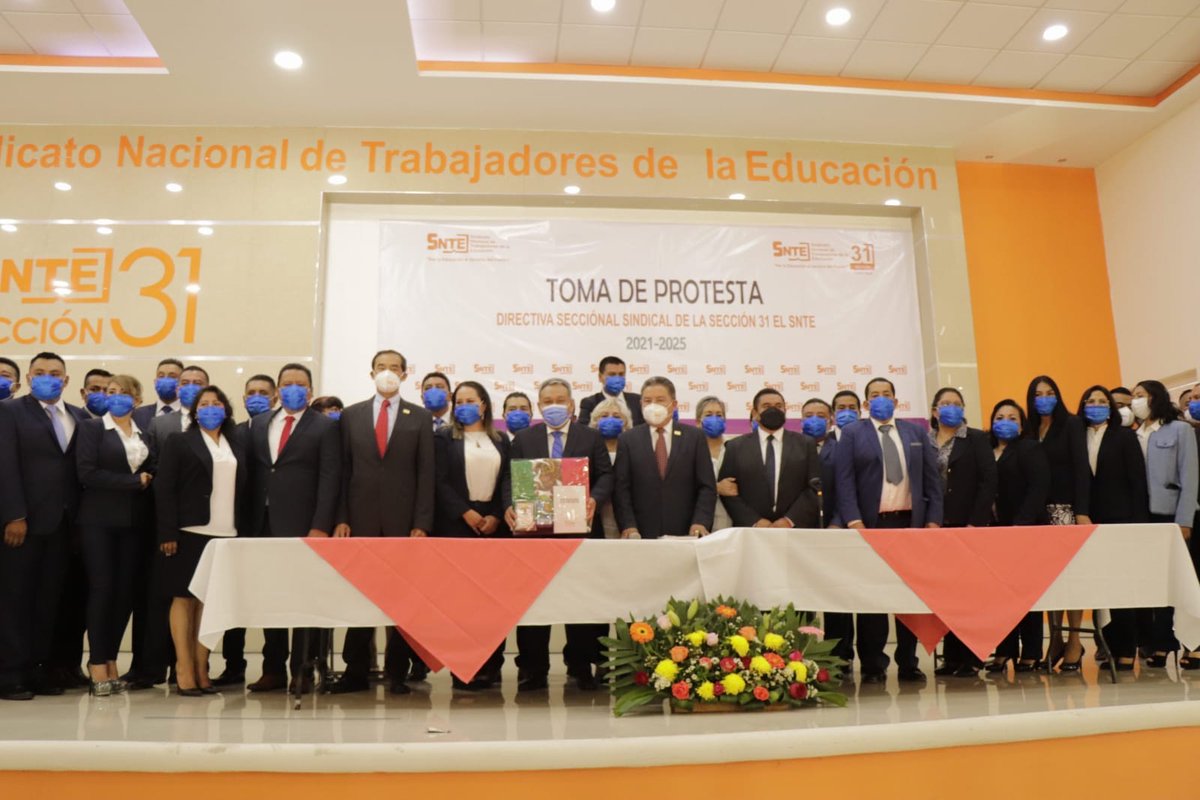 lineadecontrast's tweet photo. “Hoy inicia una nueva era en la vida sindical del sector educativo en #Tlaxcala”:Cutberto Chávez
🗣️✅Con un sentido mensaje a la base magisterial en Tlaxcala,Cutberto Chávez de la Rosa, rindió protesta como dirigente sindical de la sección 31 del @SNTE31 
https://t.co/H2CRDKojb5 https://t.co/qS1t20JBLq