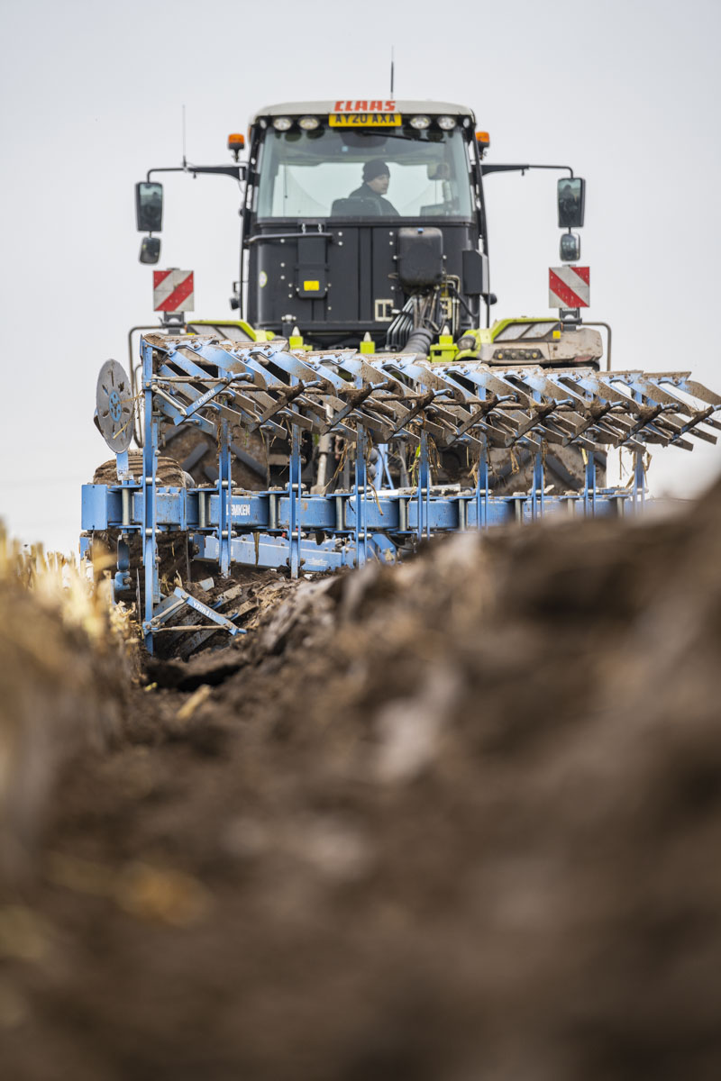 RockscapeCrowle's tweet photo. Here is Jonny ploughing some ex wheatland for vining peas next year. This will then be sub soiled and pressed to ensure that we have a good seedbed for drilling the peas in the Spring.
#Rockscape #britishfaring #claasxerion https://t.co/Ezk7zUq4SX