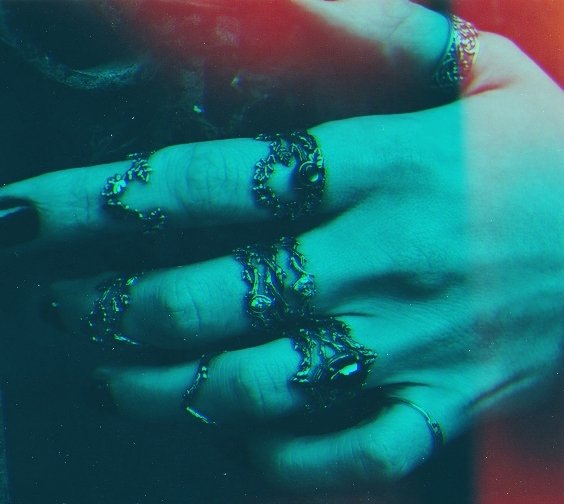 ⠀

         "𝕬𝖚𝖉𝖎𝖆𝖒, 𝖊𝖙 𝖉𝖊𝖛𝖔𝖗𝖆𝖇𝖔 𝖕𝖊𝖈𝖈𝖆𝖙𝖆 𝖛𝖊𝖘𝖙𝖗𝖆."
    
               ( #halloween2021 )