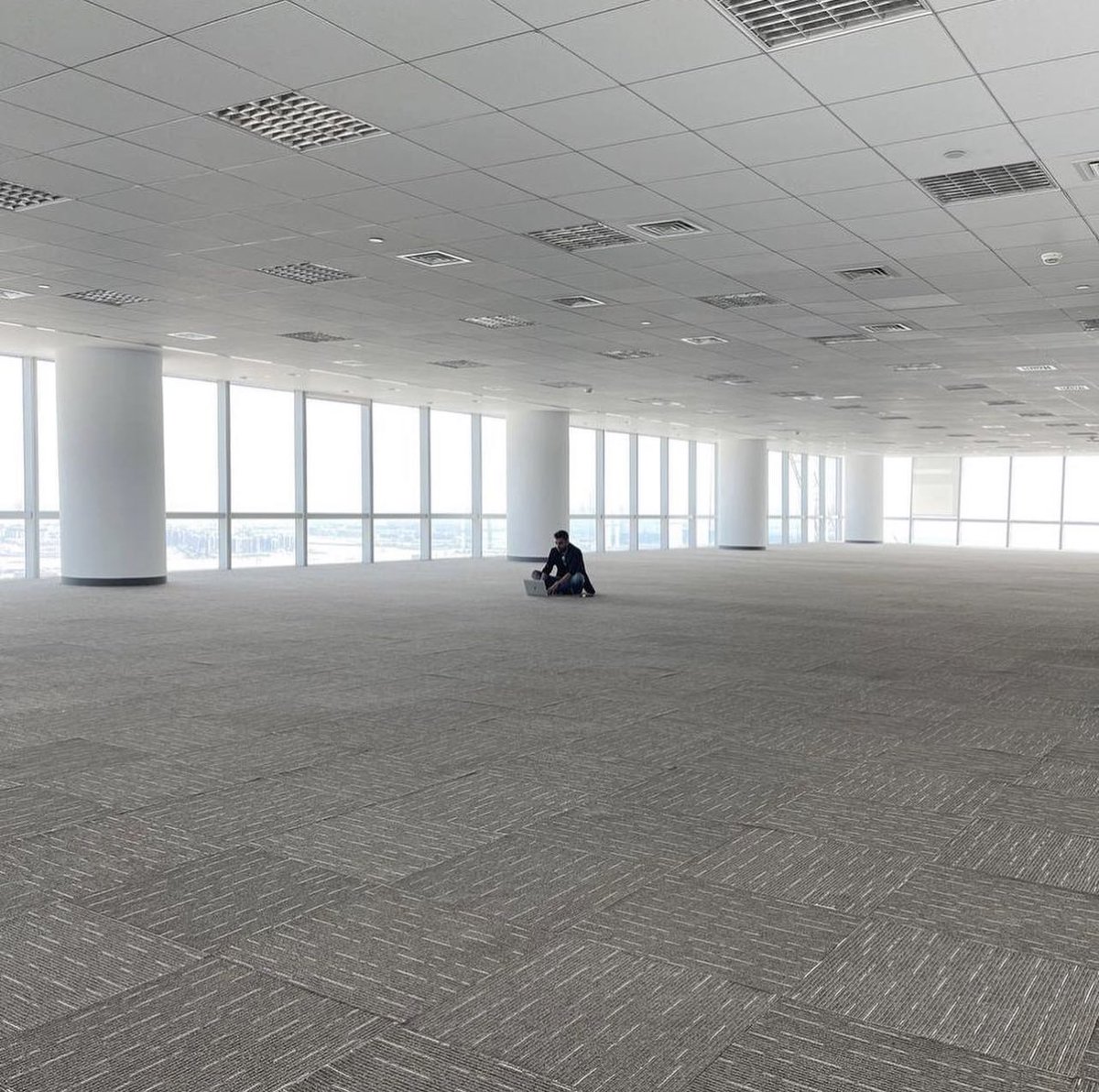 En twitter suelo compartir más valor y poco de los logros personales de nuestra empresa.
Pero creo que también debo compartir con mis twitteros ( los que más saben de criptos, pero también los más lloricas 😂) el nuevo headquarter de Mundocrypto en 🇦🇪 #DUBAI 🔥