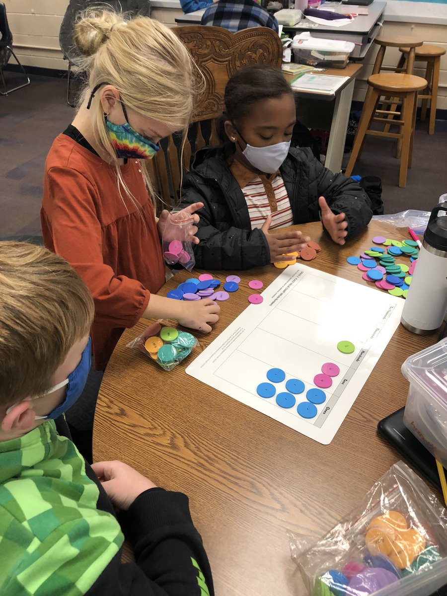 moore_uve's tweet photo. In math today ST’s used place value chips and mats as a way to explore how and why division works. ST’s told me that division is actually “repeated subtraction” and “all groupings must be equal.”  I can’t wait to see what our class discovers tomorrow.  #UVEMADE #Concretlearning https://t.co/4fAaNK7EYx