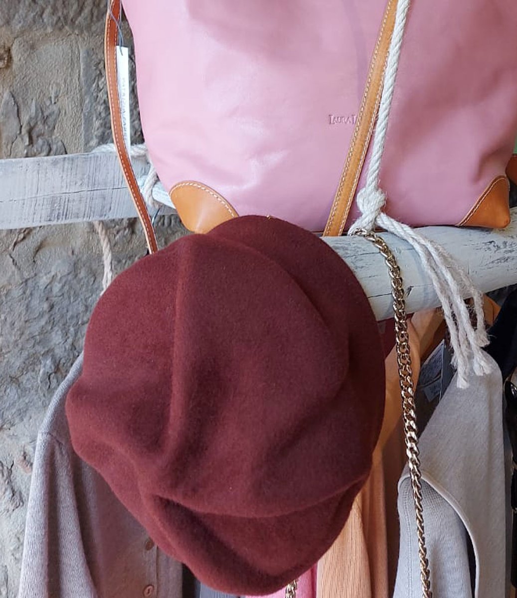 patriziafabri's tweet photo. Laura si è laureata ed è la designer di borse e proprietaria della boutique Laura Lauretto a #Cortona, in Toscana. Laura sta partendo per l'America per promuovere il suo marchio e sta introducendo sul mercato americano i cappelli di #PatriziaFabri! https://t.co/E5xR7De2vH