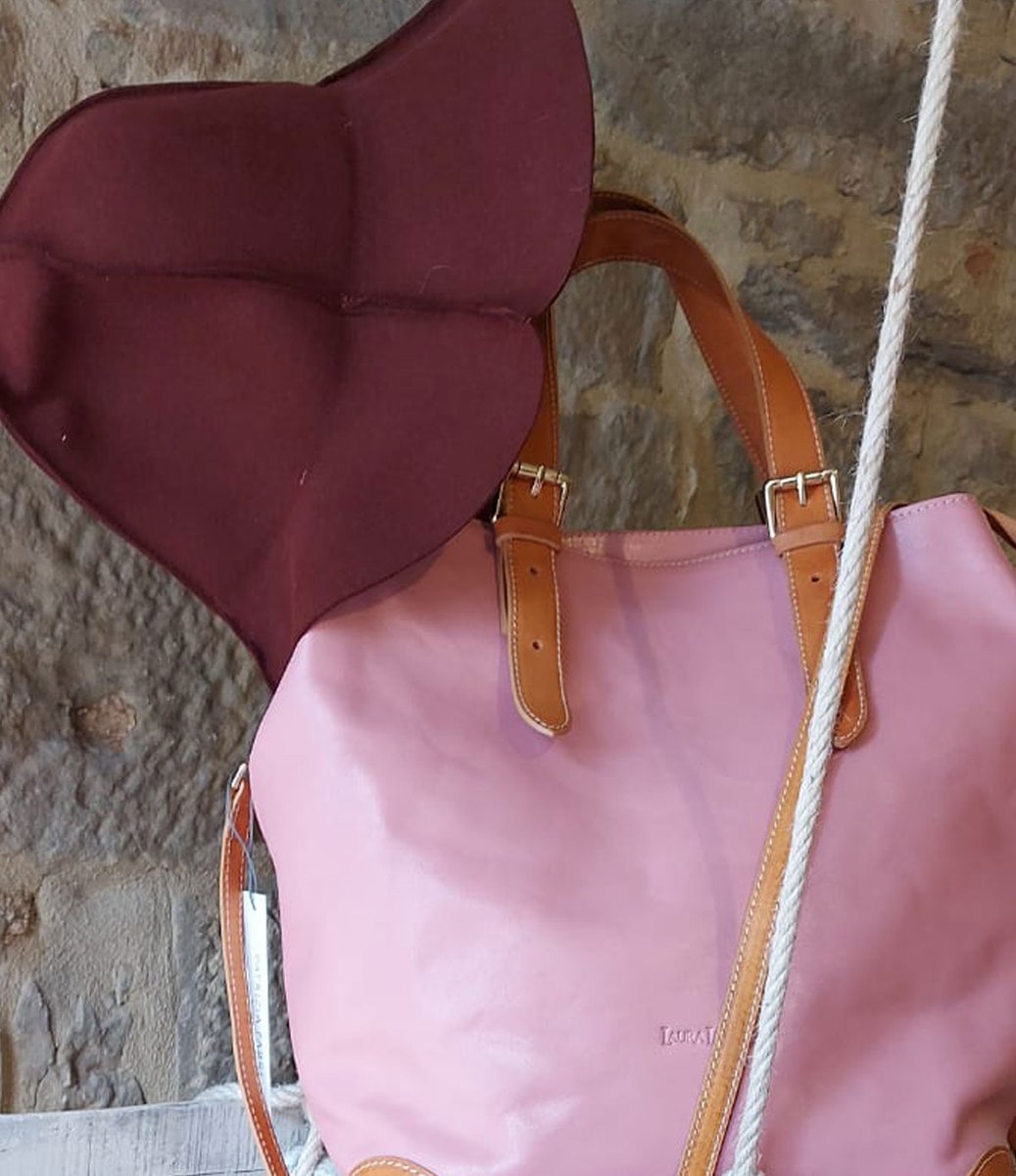 patriziafabri's tweet photo. Laura si è laureata ed è la designer di borse e proprietaria della boutique Laura Lauretto a #Cortona, in Toscana. Laura sta partendo per l'America per promuovere il suo marchio e sta introducendo sul mercato americano i cappelli di #PatriziaFabri! https://t.co/E5xR7De2vH