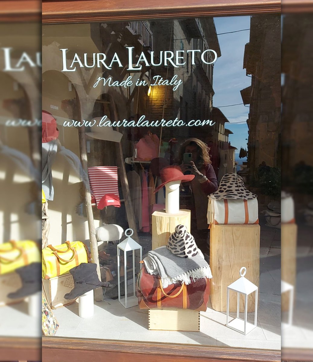 patriziafabri's tweet photo. Laura si è laureata ed è la designer di borse e proprietaria della boutique Laura Lauretto a #Cortona, in Toscana. Laura sta partendo per l'America per promuovere il suo marchio e sta introducendo sul mercato americano i cappelli di #PatriziaFabri! https://t.co/E5xR7De2vH